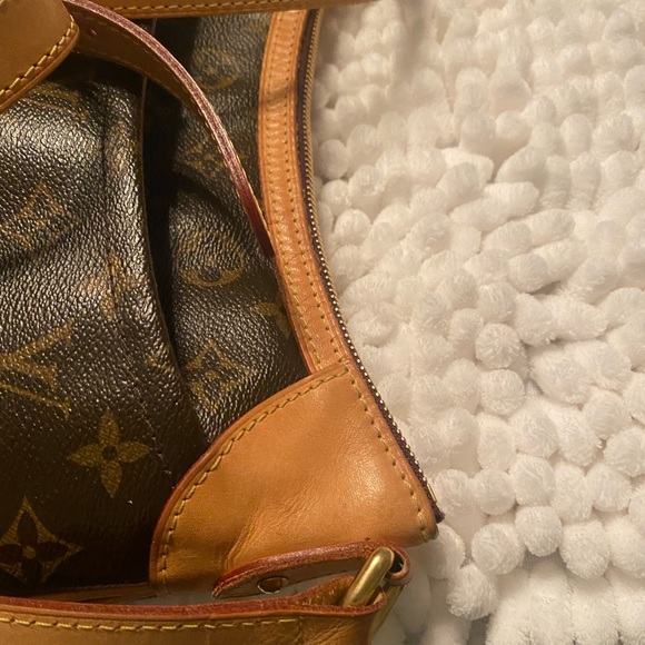 Louis Vuitton. Please see pictures with scratches used condition 100% authentic - Picture 8 of 16